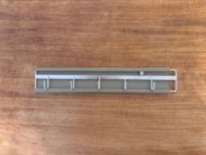 冷蔵庫や洗濯機の横の隙間が…3COINSの“スライドできるフック”で収納に変身！ 買ってすぐ、追加購入を決意したワケ