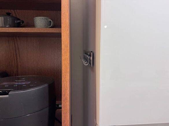 冷蔵庫の横の隙間を「収納に変えちゃった！」3COINSアイテムに感動。すぐに“買い足し”を決意したワケ