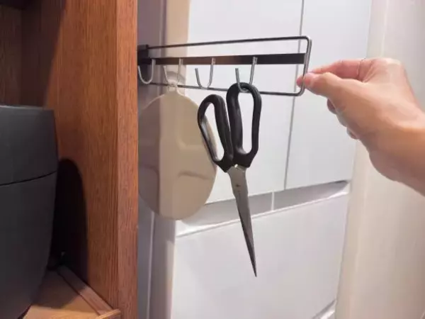 「冷蔵庫の横の隙間を「収納に変えちゃった！」3COINSアイテムに感動。すぐに“買い足し”を決意したワケ」の画像