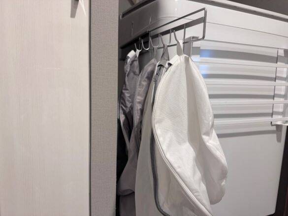 冷蔵庫の横の隙間を「収納に変えちゃった！」3COINSアイテムに感動。すぐに“買い足し”を決意したワケ