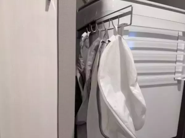 「冷蔵庫の横の隙間を「収納に変えちゃった！」3COINSアイテムに感動。すぐに“買い足し”を決意したワケ」の画像