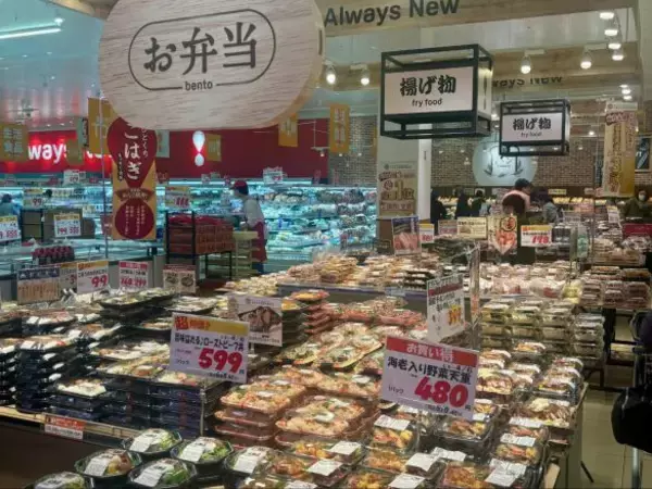 「「安すぎて二度見！」知る人ぞ知る“話題のスーパー”に行ってきた！ 299円ナポリタン、888円で22本串カツetc.おすすめ惣菜5選」の画像