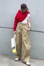 おしゃれ？変？ 韓国スターの“半分パーカー”、スリにあうバッグ……謎のファッショントレンドを追う