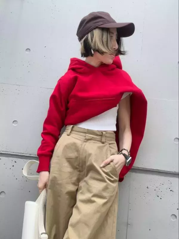 「おしゃれ？変？ 韓国スターの“半分パーカー”、スリにあうバッグ……謎のファッショントレンドを追う」の画像