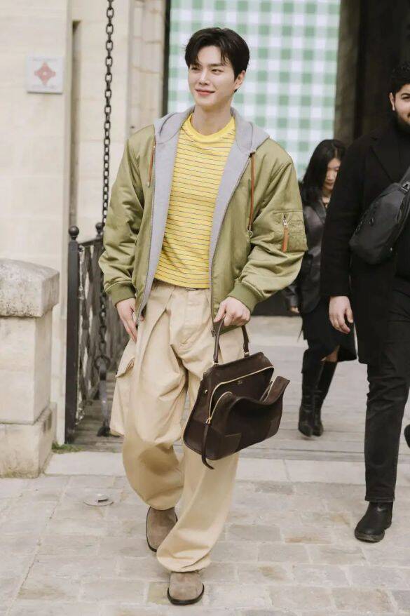 おしゃれ？変？ 韓国スターの“半分パーカー”、スリにあうバッグ……謎のファッショントレンドを追う