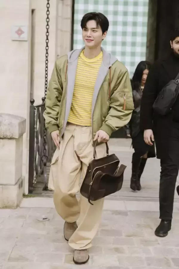 「おしゃれ？変？ 韓国スターの“半分パーカー”、スリにあうバッグ……謎のファッショントレンドを追う」の画像