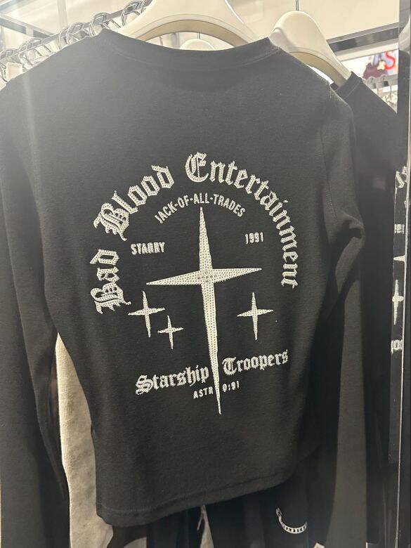 おしゃれ？変？ 韓国スターの“半分パーカー”、スリにあうバッグ……謎のファッショントレンドを追う