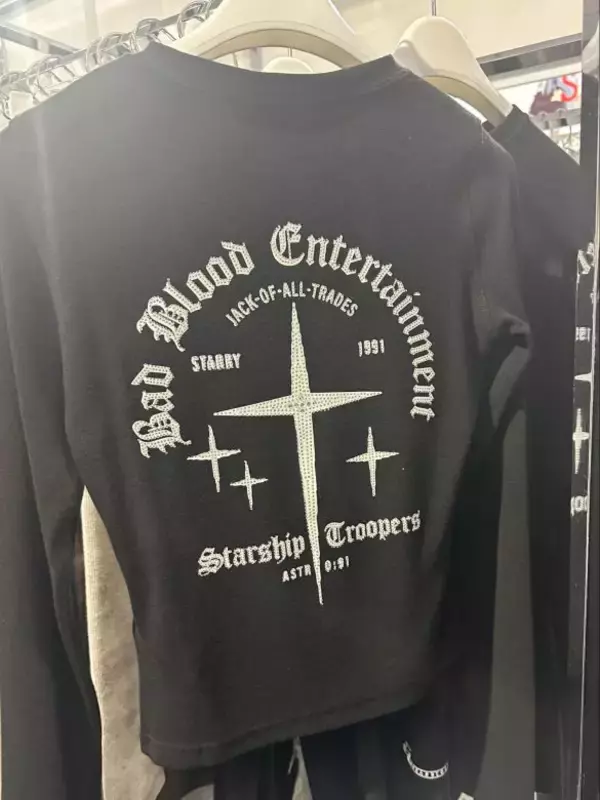 「おしゃれ？変？ 韓国スターの“半分パーカー”、スリにあうバッグ……謎のファッショントレンドを追う」の画像