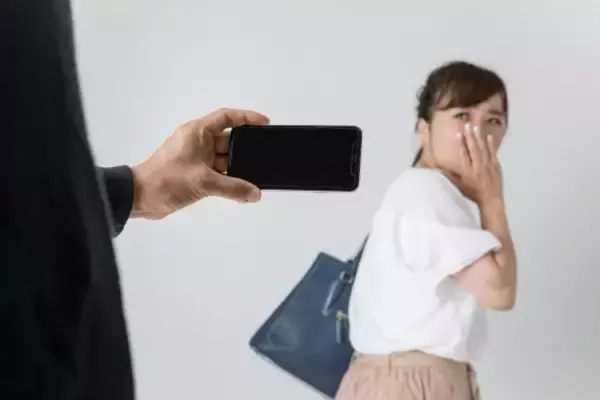 「“スーパーヒーローのような彼氏”の正体が怖すぎた。部屋で行われた“犯罪”のせいで「今も恋愛できません」」の画像