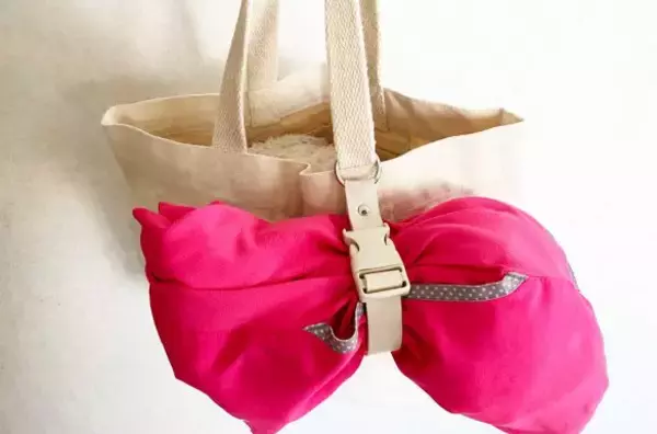 「電車内や室内で、脱いだアウターが邪魔……3COINSの大人気商品で、アウター持ち歩き問題が解決した！／2025 人気記事top5」の画像