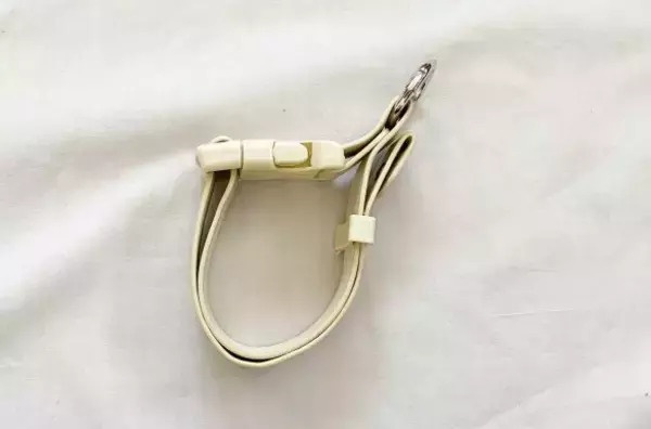 「電車内や室内で、脱いだアウターが邪魔……3COINSの大人気商品で、アウター持ち歩き問題が解決した！／2025 人気記事top5」の画像