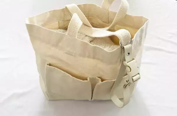 「電車内や室内で、脱いだアウターが邪魔……3COINSの大人気商品で、アウター持ち歩き問題が解決した！／2025 人気記事top5」の画像