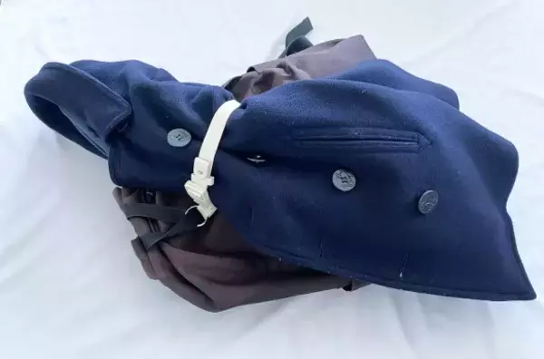 「電車内や室内で、脱いだアウターが邪魔……3COINSの大人気商品で、アウター持ち歩き問題が解決した！／2025 人気記事top5」の画像