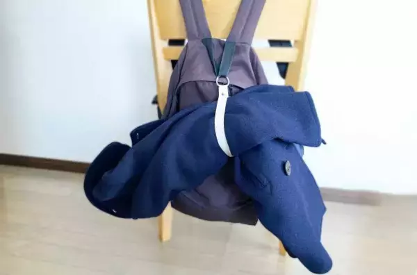 「電車内や室内で、脱いだアウターが邪魔……3COINSの大人気商品で、アウター持ち歩き問題が解決した！／2025 人気記事top5」の画像