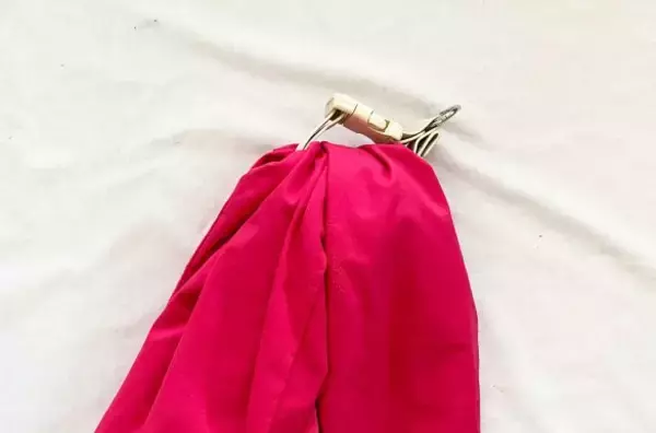 「電車内や室内で、脱いだアウターが邪魔……3COINSの大人気商品で、アウター持ち歩き問題が解決した！／2025 人気記事top5」の画像