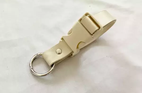 「電車内や室内で、脱いだアウターが邪魔……3COINSの大人気商品で、アウター持ち歩き問題が解決した！／2025 人気記事top5」の画像