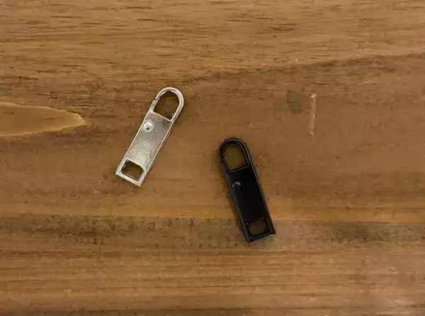 「ファスナー壊れちゃった…を秒で解決！ 100均の“2個入りアイテム”。カチッとはめるだけで工具いらず」の画像