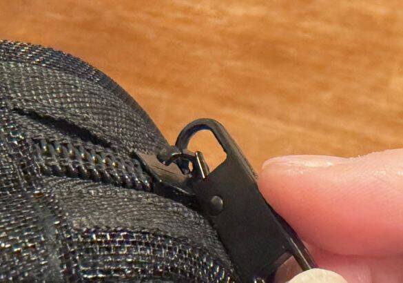 ファスナー壊れちゃった…を秒で解決！ 100均の“2個入りアイテム”。カチッとはめるだけで工具いらず