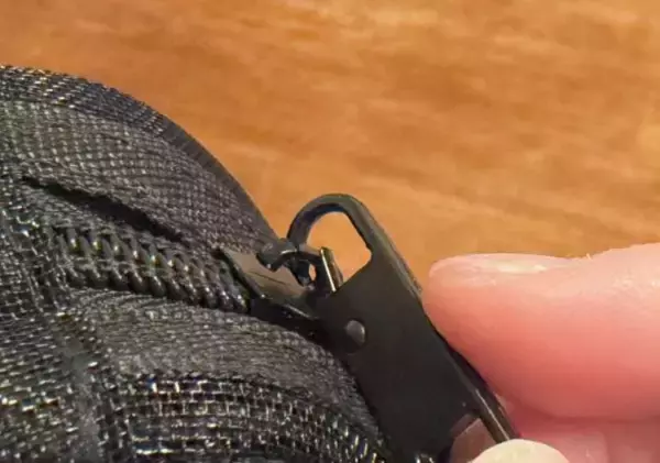 「ファスナー壊れちゃった…を秒で解決！ 100均の“2個入りアイテム”。カチッとはめるだけで工具いらず」の画像
