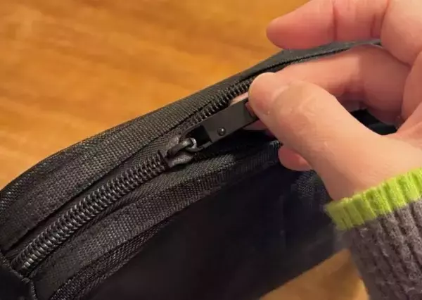 「ファスナー壊れちゃった…を秒で解決！ 100均の“2個入りアイテム”。カチッとはめるだけで工具いらず」の画像