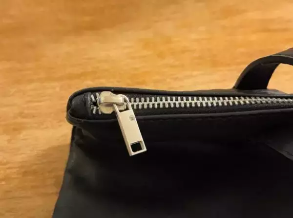 「ファスナー壊れちゃった…を秒で解決！ 100均の“2個入りアイテム”。カチッとはめるだけで工具いらず」の画像