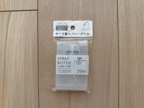 「アルコールスプレー、地味にかさばる問題」を解決！ セリアの薄～い“カード型ボトル”が最適解だった