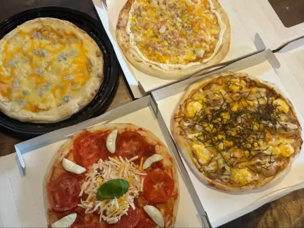「「500円台でこのクオリティ!?」スーパー“TOP”の惣菜ピザが衝撃の豪華さ。値段と量に驚く“大満足ボリュームの4品”とは」の画像