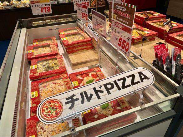 「500円台でこのクオリティ!?」スーパー“TOP”の惣菜ピザが衝撃の豪華さ。値段と量に驚く“大満足ボリュームの4品”とは