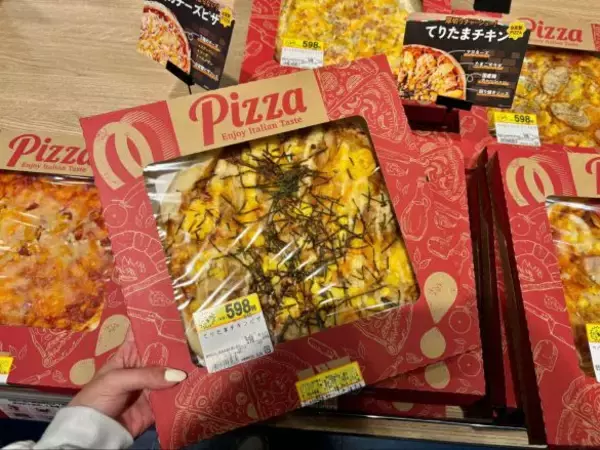 「「500円台でこのクオリティ!?」スーパー“TOP”の惣菜ピザが衝撃の豪華さ。値段と量に驚く“大満足ボリュームの4品”とは」の画像