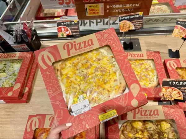 「「500円台でこのクオリティ!?」スーパー“TOP”の惣菜ピザが衝撃の豪華さ。値段と量に驚く“大満足ボリュームの4品”とは」の画像