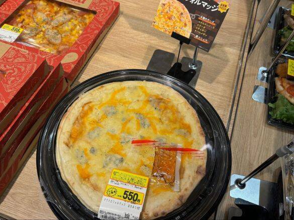 「500円台でこのクオリティ!?」スーパー“TOP”の惣菜ピザが衝撃の豪華さ。値段と量に驚く“大満足ボリュームの4品”とは