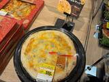 「「500円台でこのクオリティ!?」スーパー“TOP”の惣菜ピザが衝撃の豪華さ。値段と量に驚く“大満足ボリュームの4品”とは」の画像9
