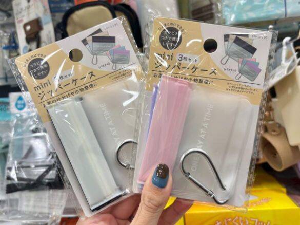 バッグの“小物迷子”問題が一発で解決！ セリア110円「miniジッパーケース」が使い勝手よすぎた