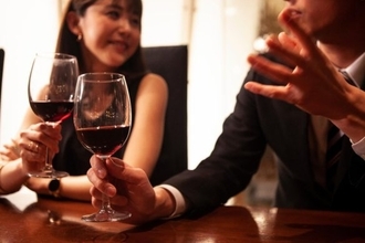 “イケメンで優しいお金持ち”と結婚した「普通の20代女性」のその後。ホームパーティーで露わになった“彼の本性”とは？