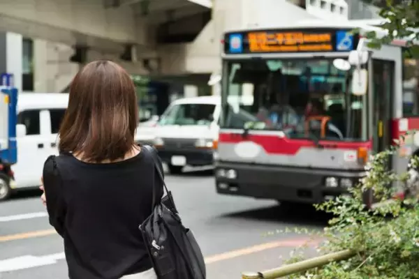 「バスで大泣きの赤ちゃんに年配男性が嫌味、すかさず言い返してくれたのは…／子育て人気記事BEST」の画像