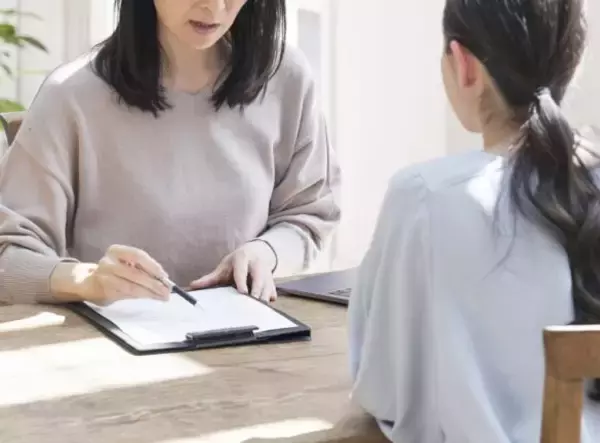 「「悪気なく友達を傷つけてしまう」母親から教育虐待を受けた21歳女性が、成人して自覚した“後遺症”とは」の画像