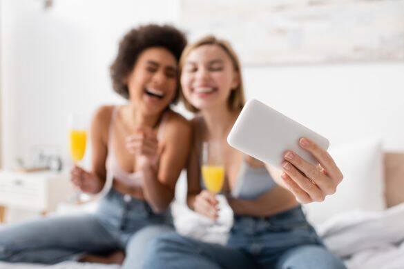 服着るの忘れた？「ブラジャー丸見え」で街を歩く女性たち。肌見せファッションが年々過激化しているワケ