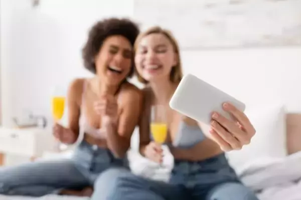 「服着るの忘れた？「ブラジャー丸見え」で街を歩く女性たち。肌見せファッション“年々過激化”のワケ」の画像