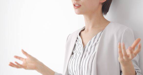 電車で怒鳴る迷惑おじさんが…近くにいた女性の「見えてますよ」で慌てて退散！ 一体何が見えてたの？