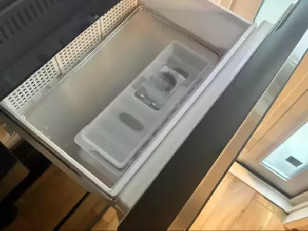 「「水筒に氷が入らない問題」3COINSのアイテムで一発解決！100均との違いに納得、“底を押すだけ”が朝の時短神アイテムすぎた」の画像