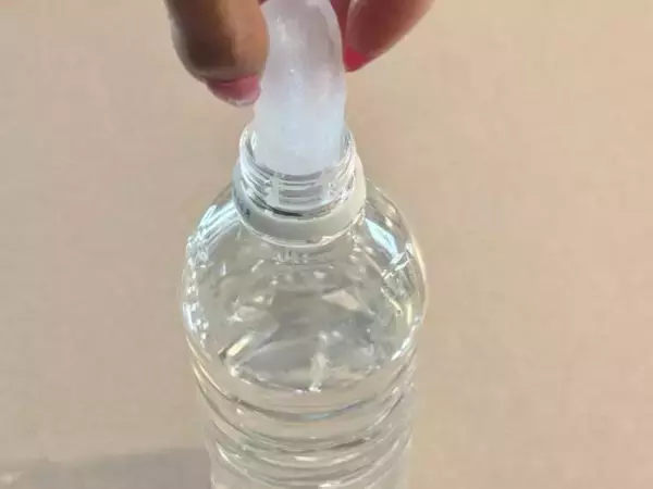 「「水筒に氷が入らない問題」3COINSのアイテムで一発解決！100均との違いに納得、“底を押すだけ”が朝の時短神アイテムすぎた」の画像