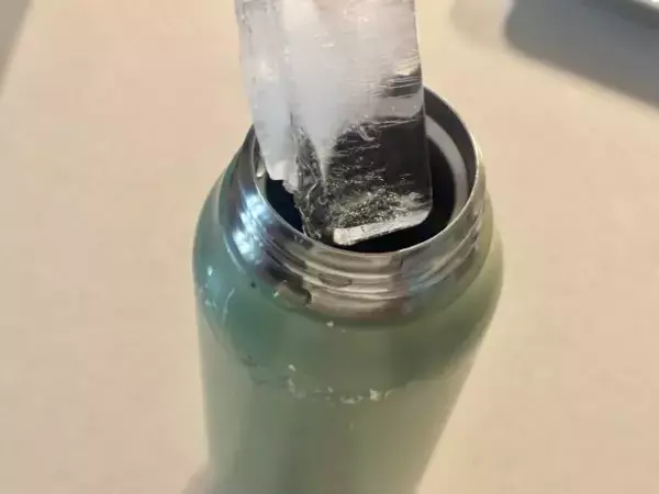 「「水筒に氷が入らない問題」3COINSのアイテムで一発解決！100均との違いに納得、“底を押すだけ”が朝の時短神アイテムすぎた」の画像