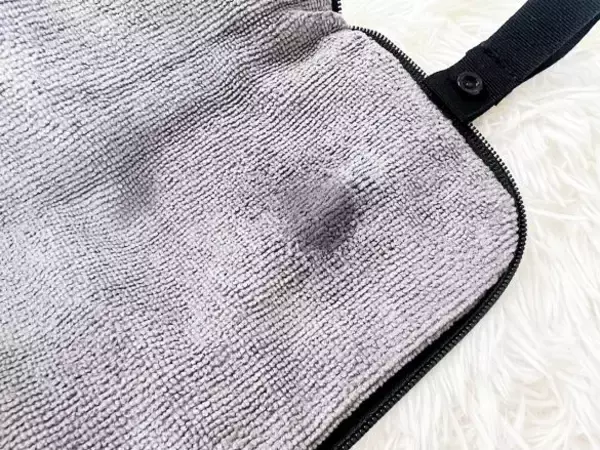 「「こんなの欲しかった！」無印良品の990円“傘袋”が優秀。濡れた折りたたみ傘をカバンに入れても安心」の画像