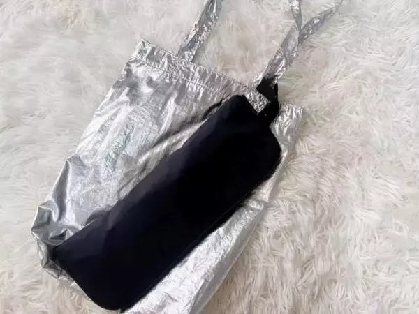 「「こんなの欲しかった！」無印良品の990円“傘袋”が優秀。濡れた折りたたみ傘をカバンに入れても安心」の画像
