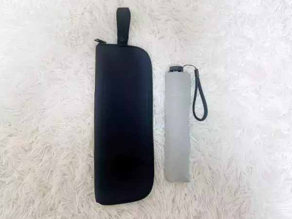 「「こんなの欲しかった！」無印良品の990円“傘袋”が優秀。濡れた折りたたみ傘をカバンに入れても安心」の画像