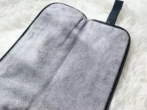 「「こんなの欲しかった！」無印良品の990円“傘袋”が優秀。濡れた折りたたみ傘をカバンに入れても安心」の画像