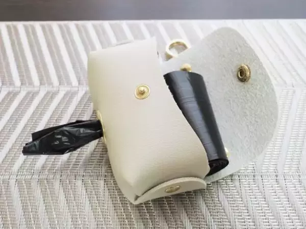 「外出先で「湿ったゴミ・ベトベトゴミ」どうしてる？→スリコのポーチで即解決！バッグに付けられて超有能」の画像