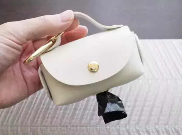「外出先で「湿ったゴミ・ベトベトゴミ」どうしてる？→スリコのポーチで即解決！バッグに付けられて超有能」の画像