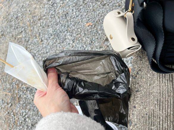 外出先で「湿ったゴミ・ベトベトゴミ」どうしてる？→スリコのポーチで即解決！バッグに付けられて超有能