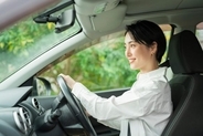 ハイビームで執拗にあおる黒い車。38歳女性が追い抜かれざまに見た“運転手の正体”に言葉を失う